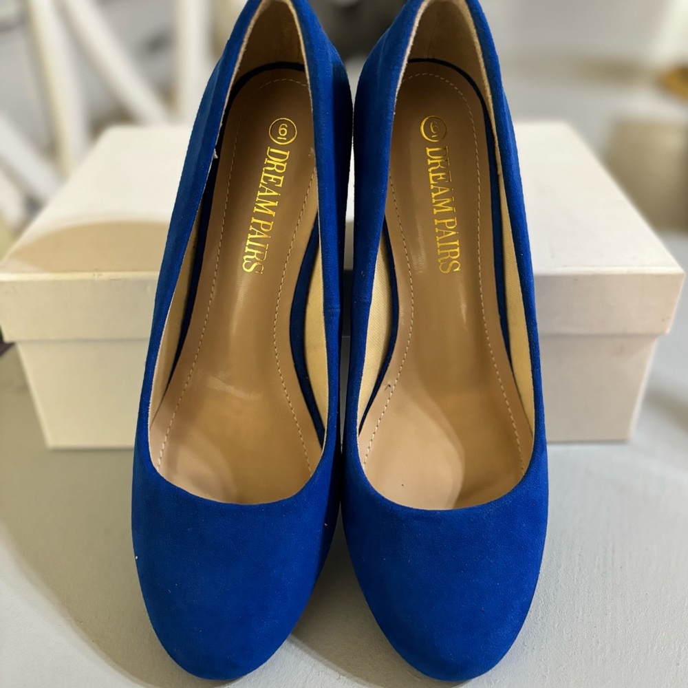 Women’s low heel pump